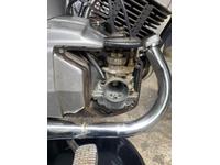 キャブレター側のカバーを外します。