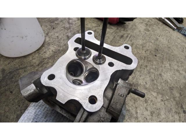 レッツ4　シリンダーヘッド　バルブ
