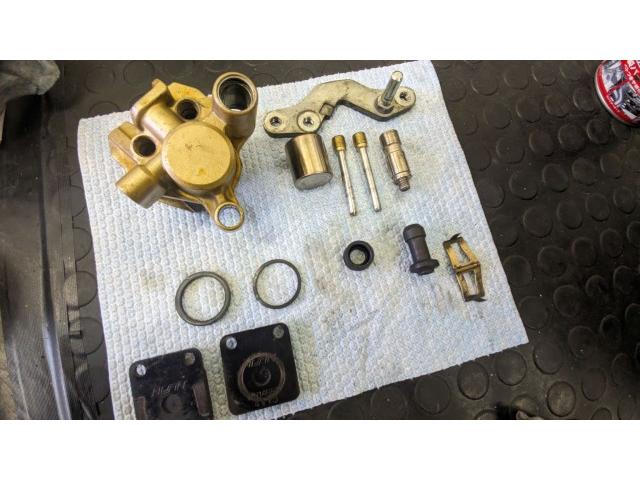 Fブレーキキャリパーオーバーホール