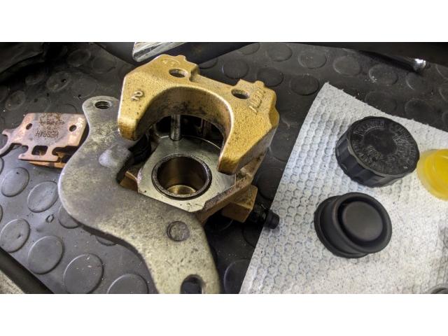 Rブレーキキャリパーオーバーホール