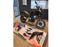 塗り上がったパーツ達8点。ラジエターカバーのF900XRもオリジナルでデザインされています。文字のカラーはゴールド。