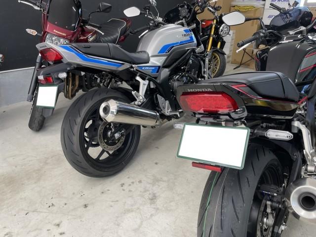 CB1000F 純正フェンダーとの比較
左：純正フェンダー　右：フェンダーレスキット装着