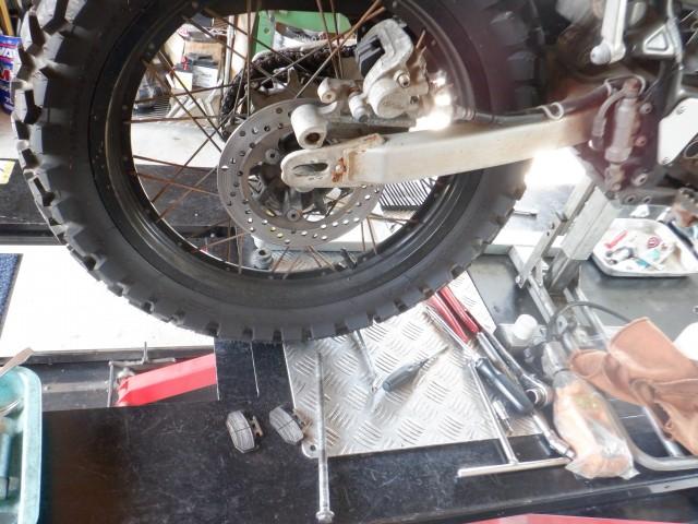 続いてRキャリパーブレーキパット交換とブレーキフルード交換になります。