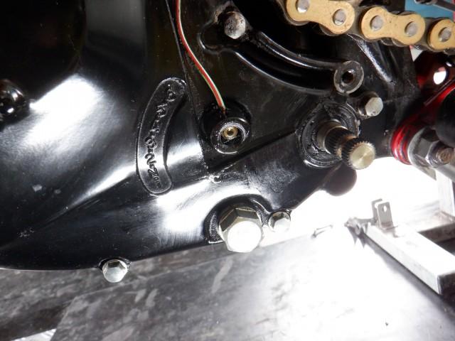 エンジンオイル漏れ修理です、よくあるオイル漏れでニュートラルスイッチのOリング部から滲みがあります。
