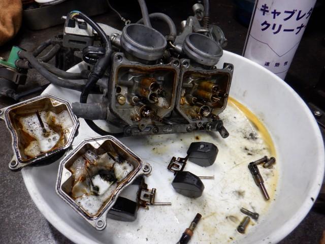 キャブレタークリーナーで少しずつ溶かしていくしかありません。