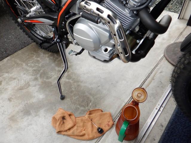 ごく稀にあるアル。エンジンオイルが足りません。ほんの少し缶コーヒー1本分くらい補給しました。製造時によそ見していたかちょうど昼飯時間が迫り中断したかも。これくらいで驚いてはいけません。新車でエンジンが、、、ということも経験したバイク店はこれくらいでは驚きません。