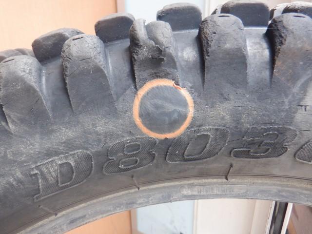 後日タイヤ交換になりましたがご覧の通り。正しくない修理方法で1日持ったタイヤですが十分使用できました。現場ではとにかく何とかするのが大事です。本来は裏側から専用パッチで専用ゴム修理材で穴をふさぎます。