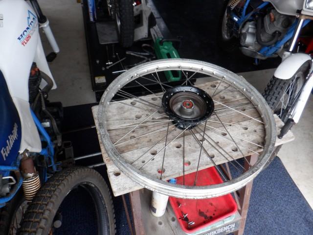 もう1台のTL125を見ながら組み込みミスが無いように慎重に素早くスポークを入れていきます。
