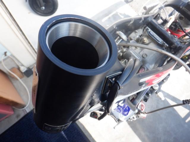 過酷な使用目的のバイクなので常時交換品です。
これにより特殊ライディング時の作動性と車体剛性感が向上します。俗に言うところの新車の「ガッチリ感」になり外観は別として新車感UPします。
見えない部品ですがとても重要な部位です。