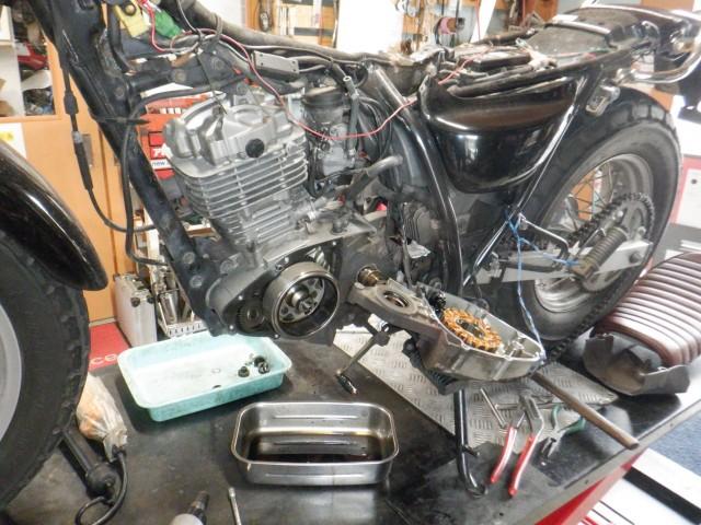 走行距離から推測すればカムチェンの伸びが考えられますが分解しての確認です。