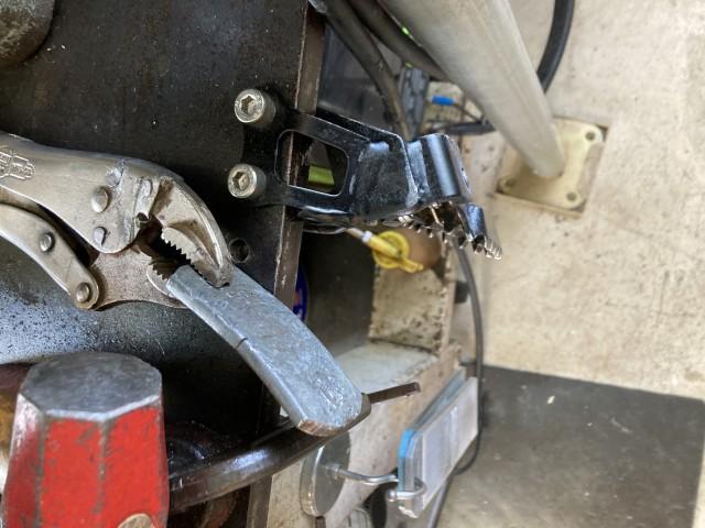 作業代に専用のボルト穴を開け作業代の厚さ＋すき間分をワッシャで調整後写真のように当て金をして「思い切り」叩きます。
本来は「新品交換」の4文字ですが「修正」で簡単修理です。
