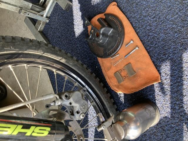 Fブレーキパット残量確認と掃除です。