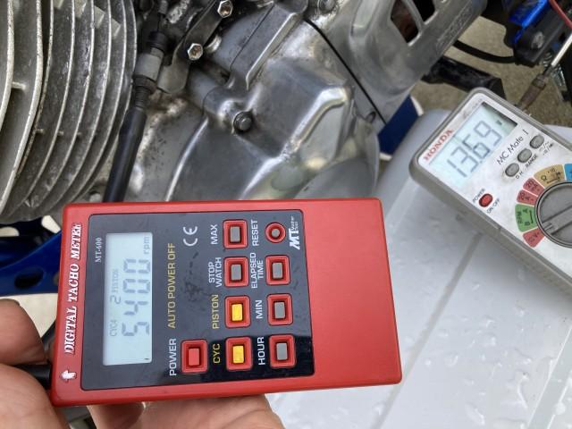 バッテリー充電電圧測定です。
５４００回転＝１３，６９Ｖを指しています。