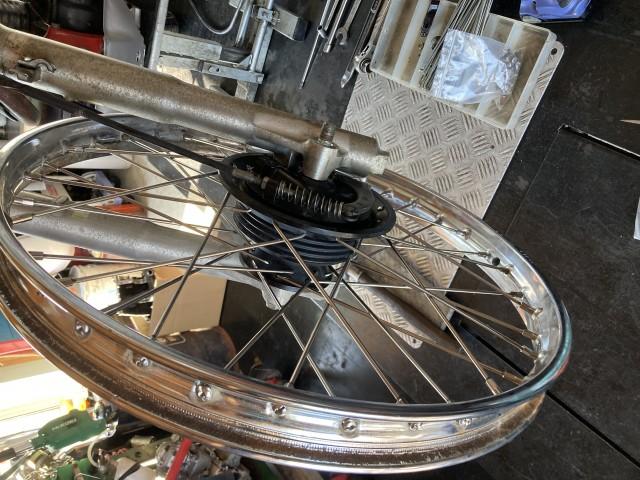 Fホイルスポーク組み換えと「振れ」修正中