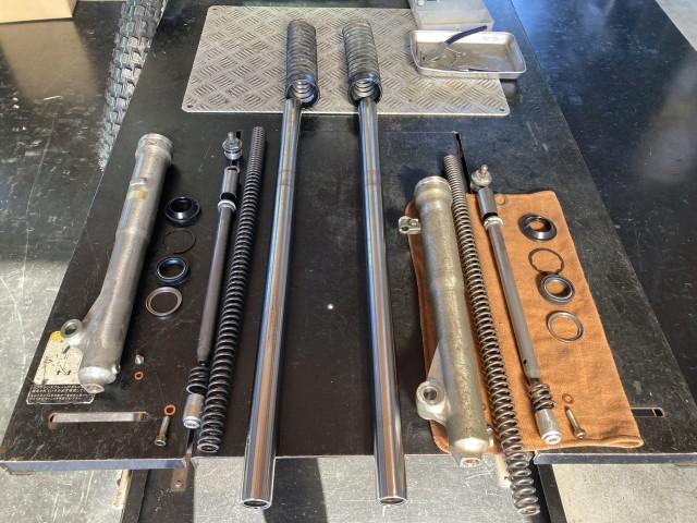 Fフォーク分解整備です