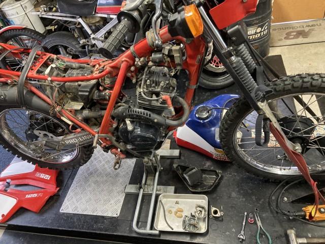 キャブレター分解掃除点検です。