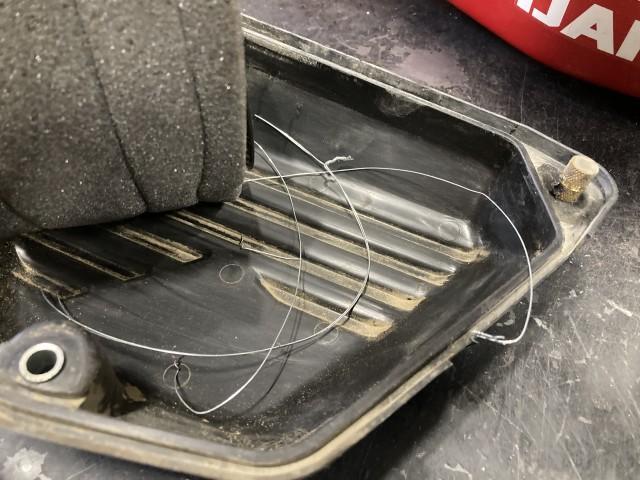 エアクリーナーボックスの取り付け部（右上の真鍮部分）が抜けてしまいました。固着してボルトネジ部の錆が原因です。
