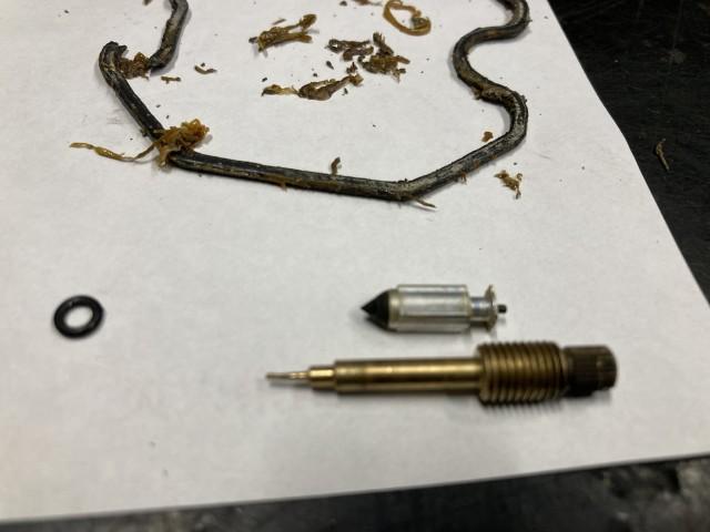 この中でフロートバルブは段付き摩耗。真鍮製のスクリューセット（燃料調整ノズル）は先端部凹凸があるため交換します。