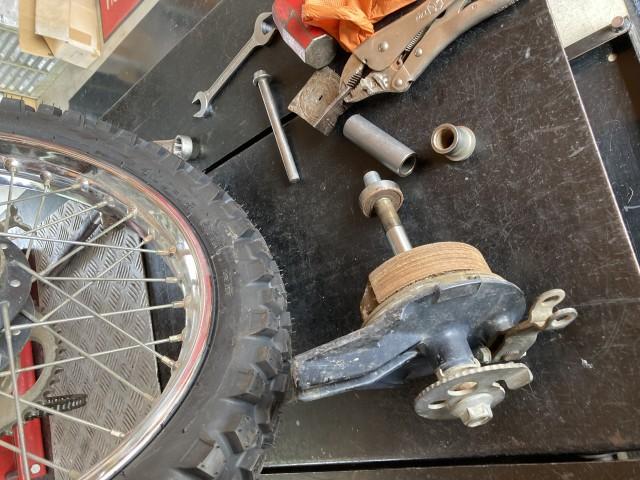 何とか外れたのですが、、、、ベアリングとシャフトがさび付いてとれません。