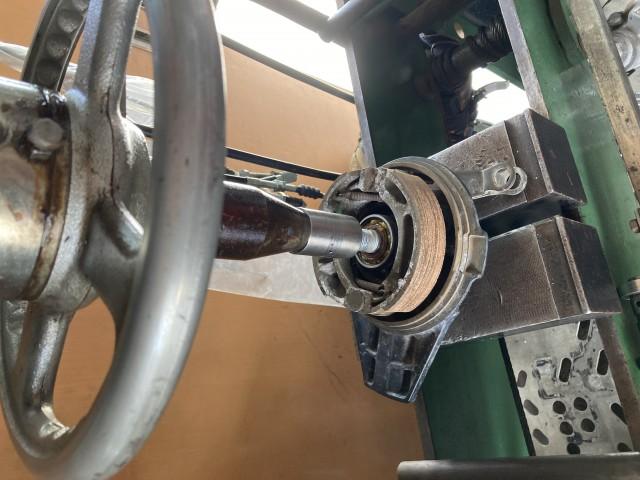 仕方ないので油圧プレスで抜き取ります。