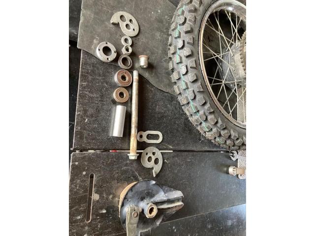 錆びたベアリングとホイル部のオイルシール交換です。