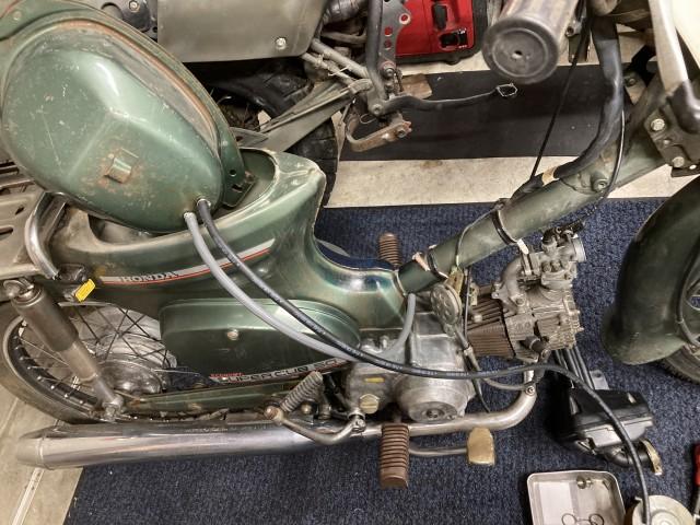 燃料ホースも交換します。