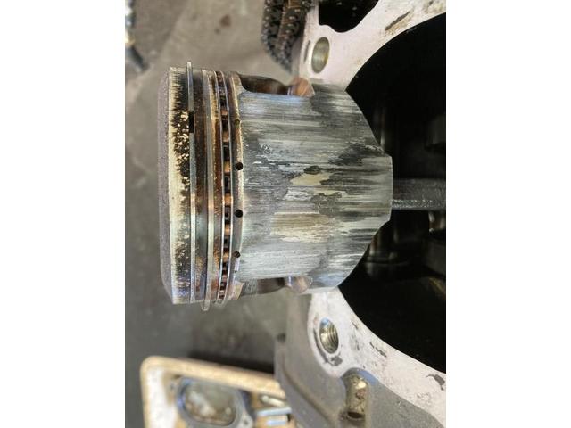 上記の圧縮測定の結果通りのシリンダーとピストンの摩耗です。
事前測定することで結果が判明し修理がたやすく行うことが可能です。
この場合はもっとも簡単なエンジン「交換」です
。