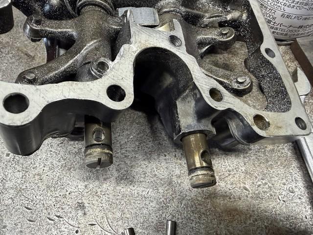 XL250Rのシリンダー周りからのオイル漏れはこのOリング経年劣化が
要因の一つです。見る限りでは漏れた痕跡はありませんがこれから走り出すと、、、、。なので要交換部品ですね。