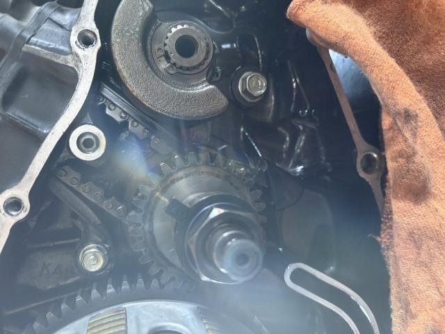 右ケースのクランクシャフト下にあるM8ボルトを緩めておくと
シリンダーヘッド部を外さなくても整備可能