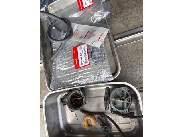 ジェットノズルが廃盤部品なので燃料通路の確保のためキャブレタークリーナーで掃除するしかありません。

