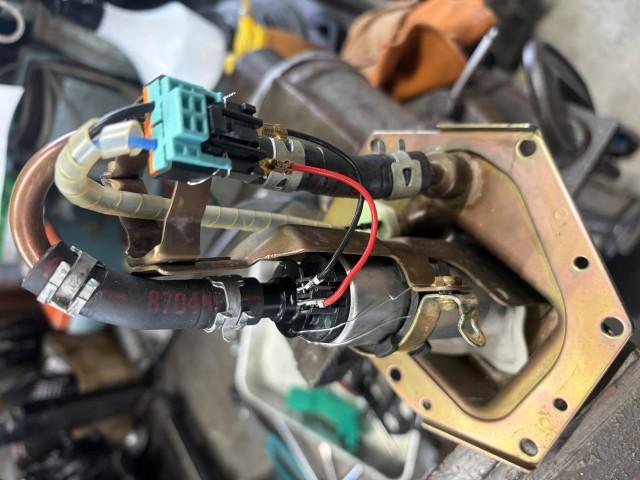 現行車の燃料ポンプを装着します。