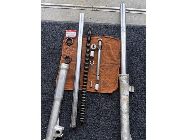 Fフォークシール交換です。
