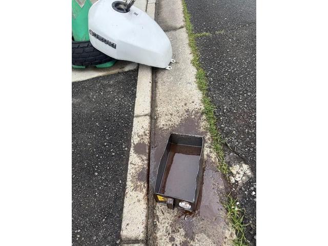 キャブレター内部から濁った「水」が出て来たので燃料タンクのすべてを出してみました、、、、。
タンク底部は茶色い燃料ではなくご覧の通りの茶色い水が溜まっていました。また、燃料コックの予備位置は完全に機能喪失。錆が滞留して予備通路を完全に塞ぐ状態でした。おそらく満タン状態で使用されていて予備位置での使用歴がないので気が付かない状態で走行されていたと推測できます。
水の量が増えて徐々にコックON位置に近い量になり流れ出てキャブレターに落ちてエンジン始動始動出来ないことになったようです。