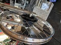 Fホイルスポーク組み換えと「振れ」修正中