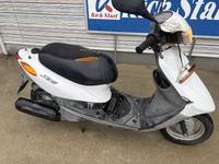 各部の傷みと欠損が多いヤマハJOGです。