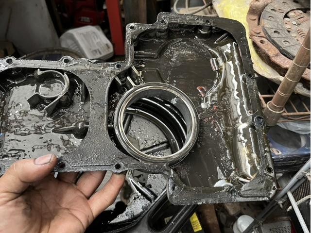オイルパンは一度も開けられていないのか色んな破片が落ちてました