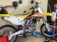 社用車のSUZUKI/RM-Z250です。
今回はキャブレタからのガソリン漏れや、オイル・冷却水の不足が見られました。
