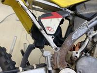 まず、エアクリーナーボックスの取り付けボルトを二本取り外しＲサスを取り外しやすいように場所を確保します(^^)/