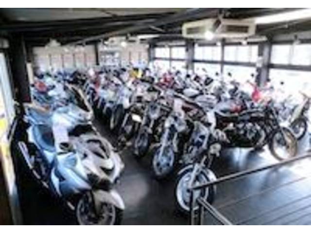 ２階中古車展示場です。多種多様な車種が並んでいます。お探しのバイクがあるかも。
