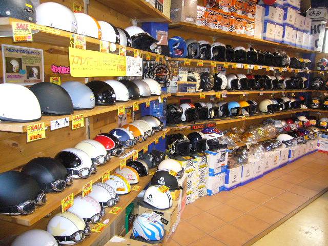 １Ｆ／ヘルメット用品コーナー・・・用品ショップ並のヘルメット在庫量で旧型アウトレットコーナーもあり