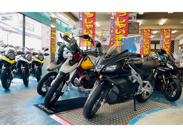 店内には各メーカー新車から中古まで豊富に取り揃えております♪